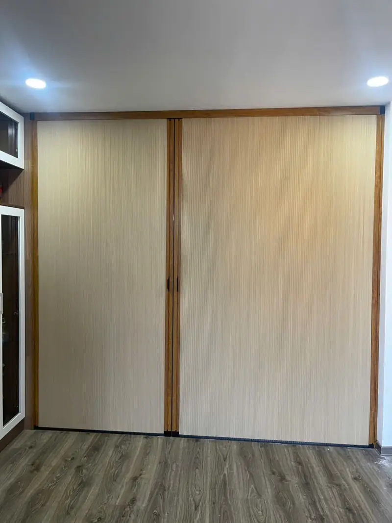 Vách ngăn tổ ong màu kem, khung nhôm vân gỗ vàng