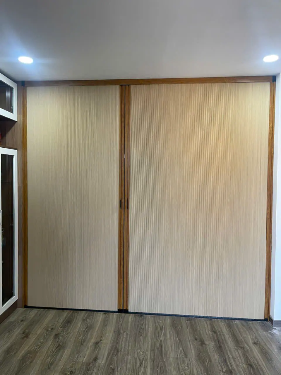 Vách ngăn tổ ong màu kem, khung vân gỗ