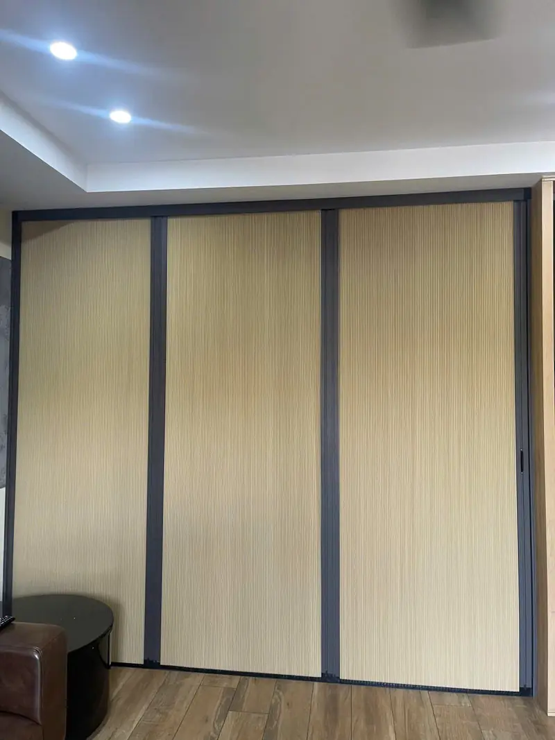Vách ngăn tổ ong phòng khách ba cánh màu vàng kem, khung ghi