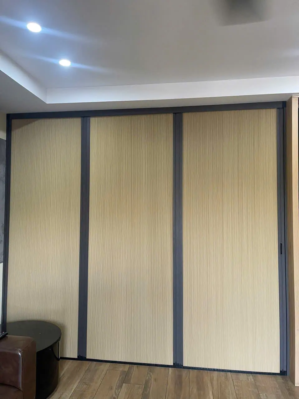 Vách ngăn tổ ong ba cánh màu vàng kem ngăn phòng khách