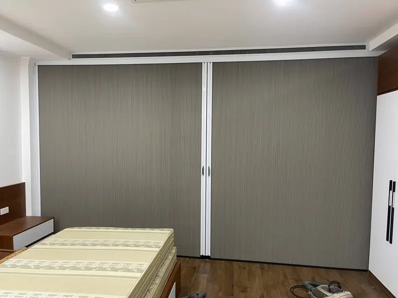Vách ngăn tổ ong màu ghi khung nhôm trắng chia phòng ngủ