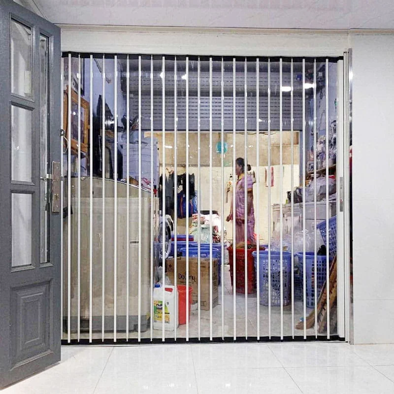 So Sánh 'Bất Phân Thắng Bại': Cửa Xếp Lá Nhựa Polycarbonate vs Vách Kính Cường Lực