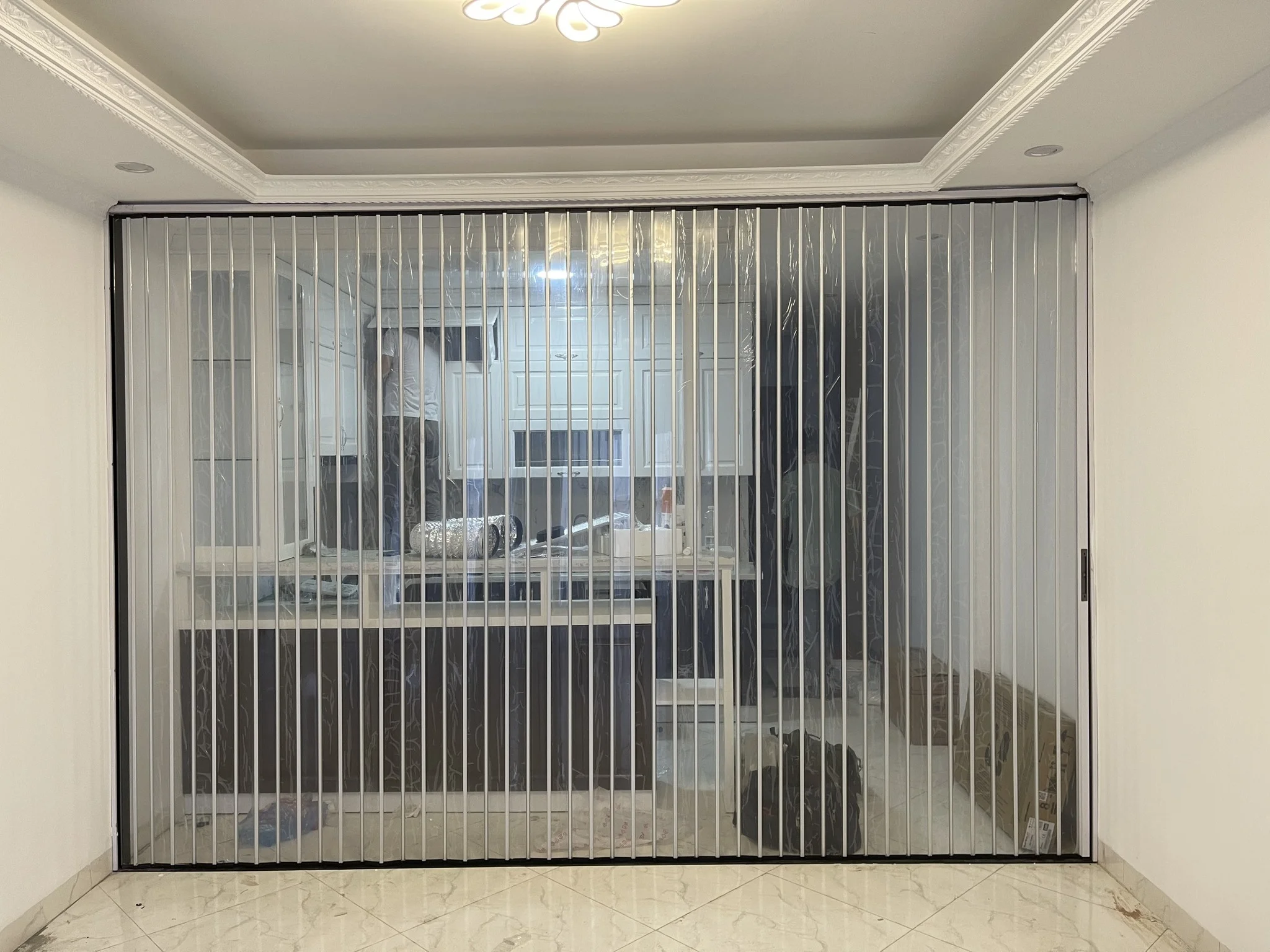 Lắp Vách Xếp Nhựa Trong Suốt Tiết Kiệm Diện Tích Tại Phố Cổ Hoàn Kiếm