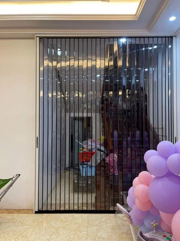 Sự Thật Về Vách Ngăn Lạnh: Cửa Xếp Lá Nhựa Trong Suốt Có Chặn Được Hơi Điều Hòa Không?