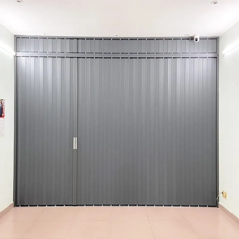 Cửa xếp lá nhôm màu ghi đóng kín, phía trên có thanh thoáng khí