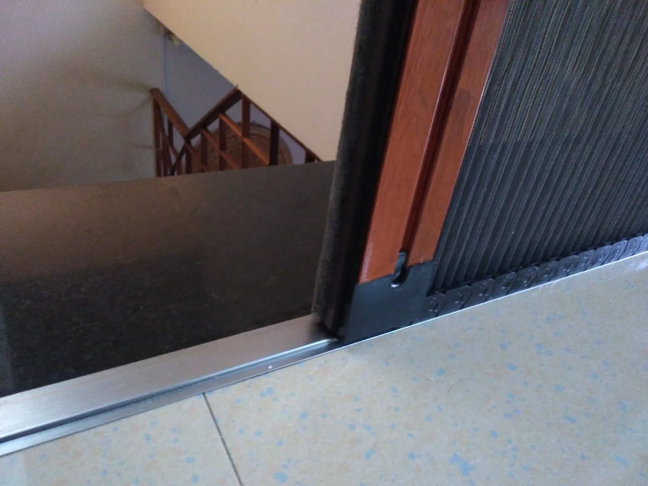 Ray dưới sát sàn của cửa lưới chống muỗi dạng xếp