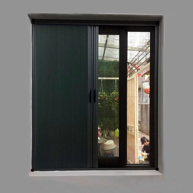 Cửa sổ khung đen, nửa trái kéo tấm lưới xếp nếp màu đen, nửa phải để mở