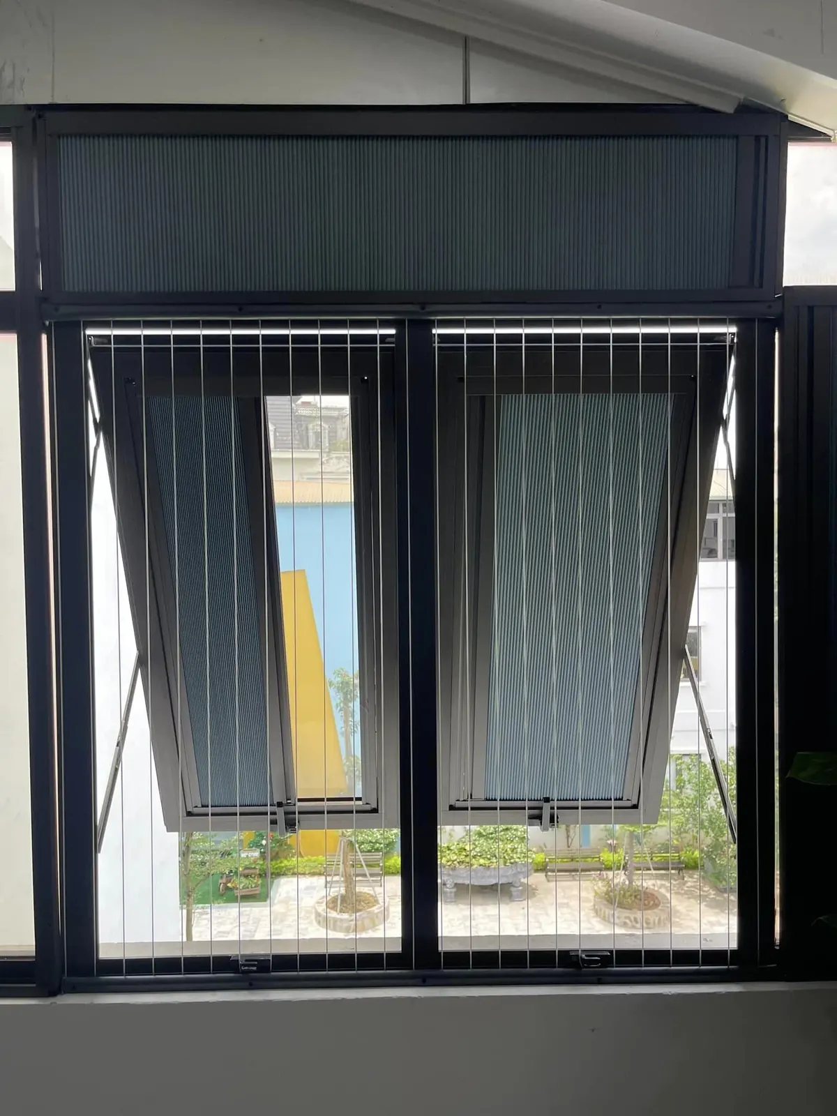 Cửa sổ cánh lật mở ra ngoài, rèm gắn theo từng cánh kính