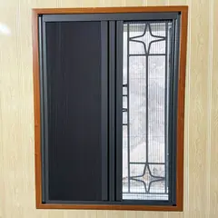 Cửa sổ khung gỗ chia hai: bên trái rèm tổ ong màu ghi đậm, bên phải lưới chống muỗi trước song sắt hoa văn
