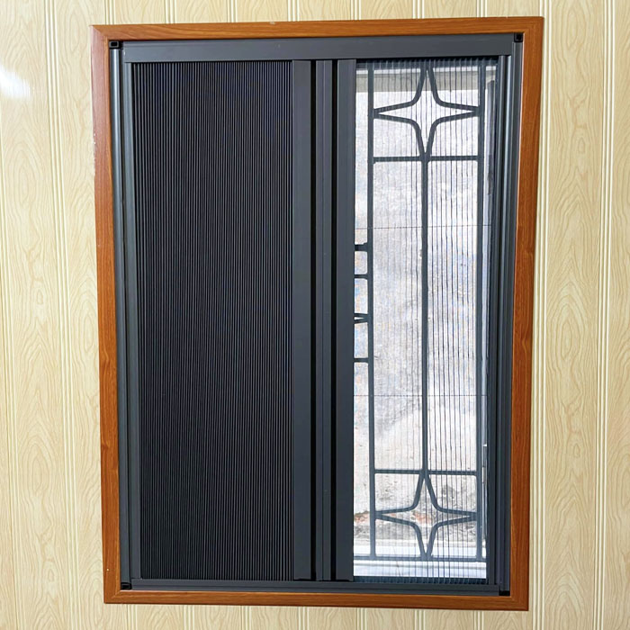 Cửa sổ khung gỗ chia hai: bên trái rèm tổ ong màu ghi đậm, bên phải lưới chống muỗi trước song sắt hoa văn