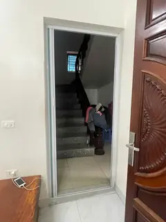 Cùng ô cửa đi khi kéo rèm sang bên, lộ cầu thang phía sau