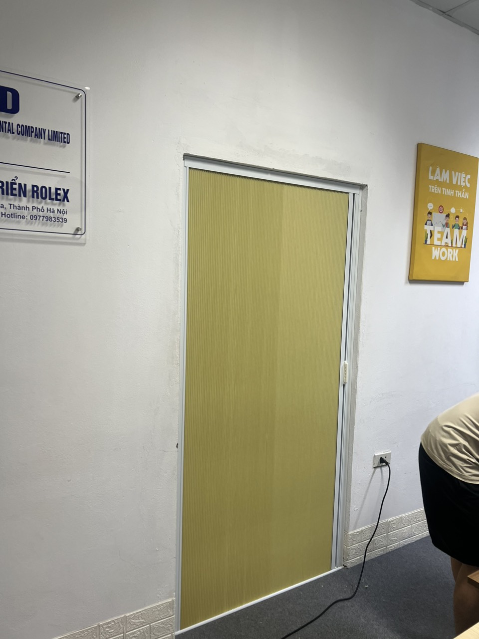 Rèm màu vàng nhạt khung trắng lắp ở cửa đi văn phòng