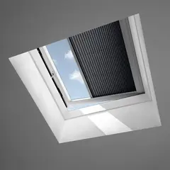 Minh hoạ rèm tổ ong màu xám che một nửa ô cửa mái kính