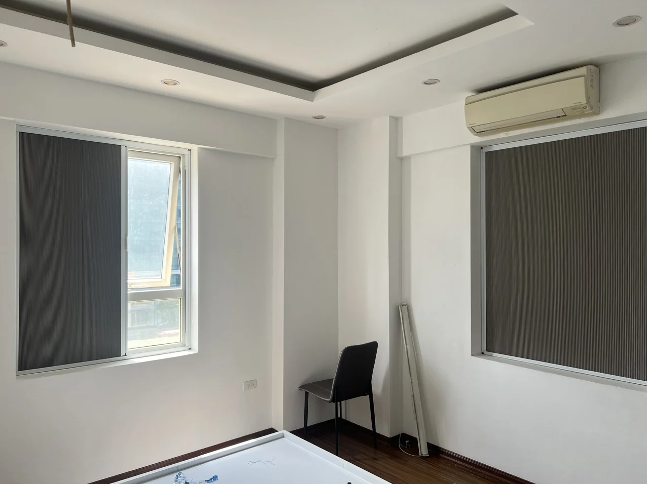 Rèm tổ ong gắn gọn gàng lọt lòng cửa sổ