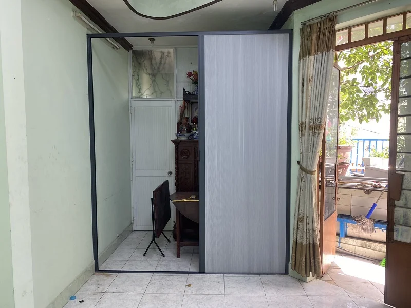 Vách ngăn phòng thờ vân gỗ