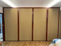 Vách ngăn bốn cánh màu be, nẹp khung vân gỗ đỏ, sàn gỗ