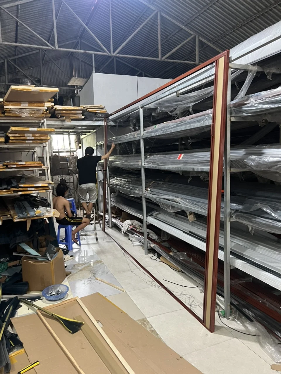 Bộ rèm tổ ong khung vân gỗ đang được lắp thử tại xưởng Đại Phát