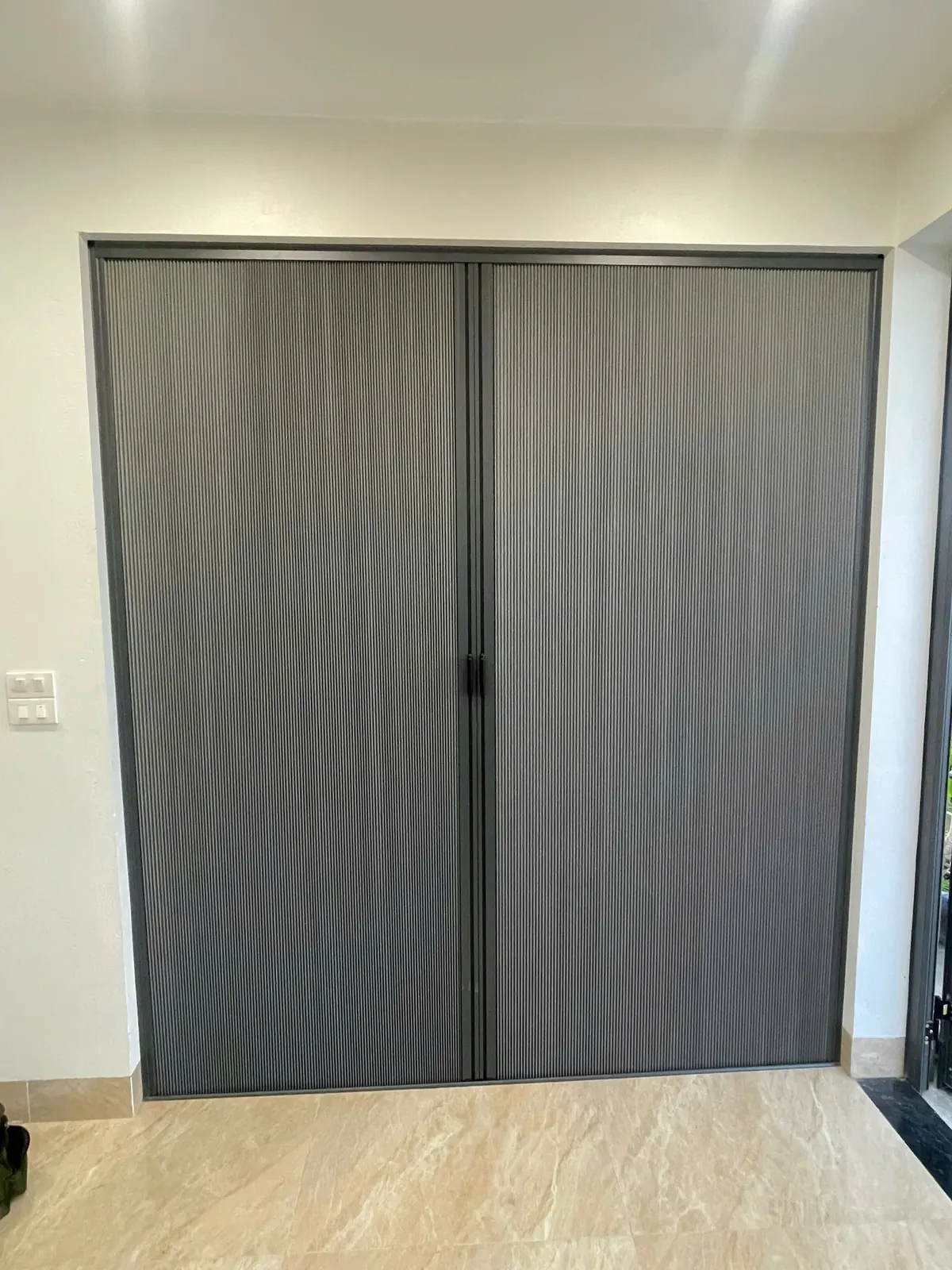 Thợ Đại Phát bắt ray vách ngăn tổ ong trên trần