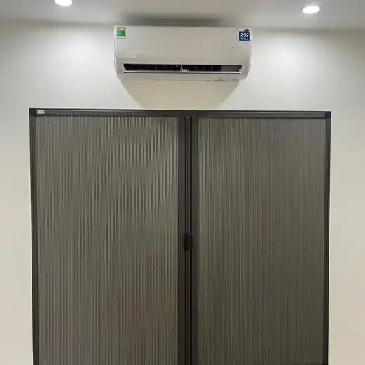 Rèm tổ ong màu ghi che ô tường ngay dưới điều hòa để giữ lạnh