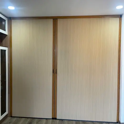 Vách ngăn tổ ong màu kem, khung nhôm vân gỗ vàng