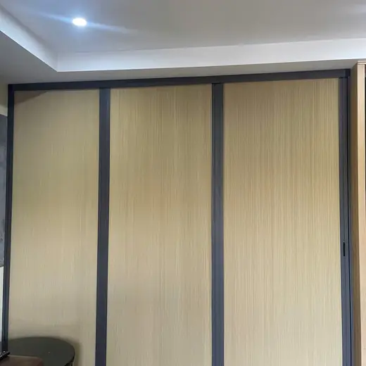 Vách ngăn tổ ong phòng khách ba cánh màu vàng kem, khung ghi