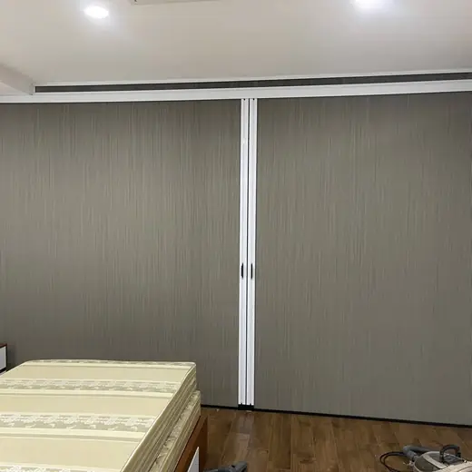 Vách ngăn tổ ong màu ghi khung nhôm trắng chia phòng ngủ