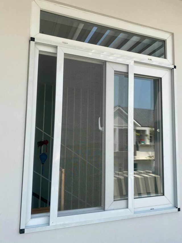 Cửa sổ nhựa trắng lắp cửa lưới chống muỗi dạng lùa, nhìn từ ban công