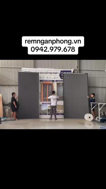 Kiểm tra sản phẩm vách ngăn phòng rèm tổ ong trước khi lắp đặt cho khách hàng