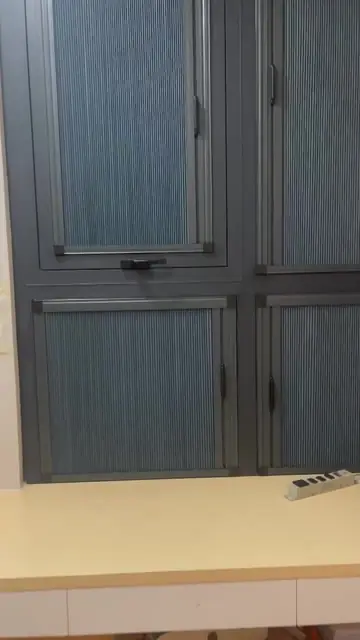 Rèm tổ ong lắp trên kính cửa sổ chung cư, cản sáng cách nhiệt hiệu quả