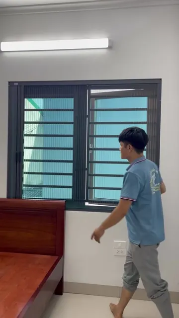 Khung hình video: Mẫu rèm tổ ong kết hợp cửa lưới lắp cửa sổ phòng ngủ