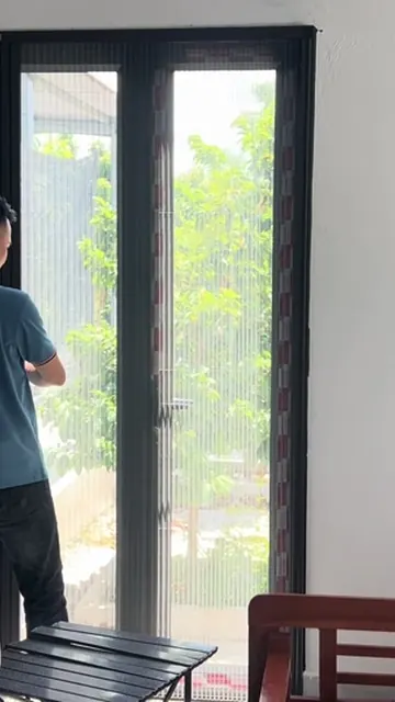 Khung hình video: Lắp đặt rèm tổ ong kết hợp cửa lưới cho cửa đi sân vườn