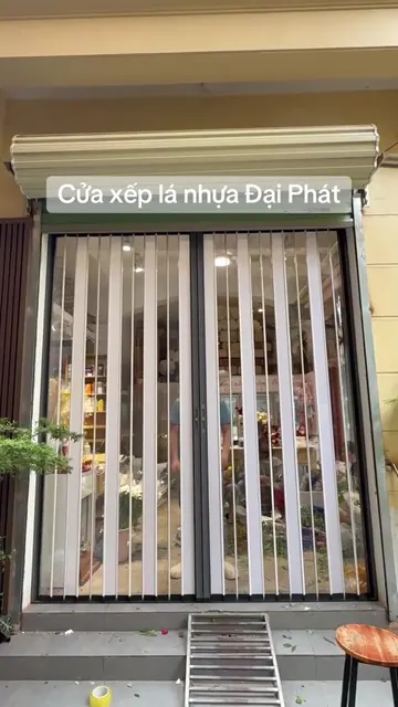 Khung hình video: Cửa xếp lá nhựa phối màu lá trong lá đục lắp mặt tiền