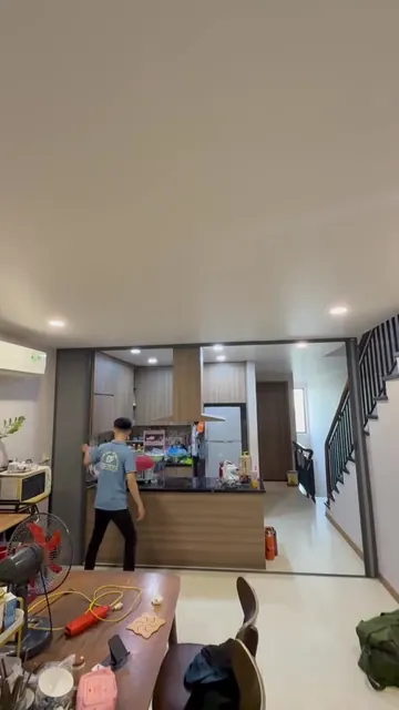 Khung hình video: Lắp đặt rèm tổ ong ngăn mùi phòng bếp tại Ecopark